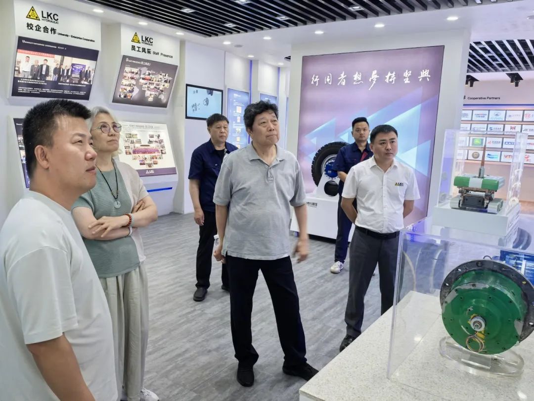 中國液壓氣動密封件工業(yè)協(xié)會理事長杜旭東一行蒞臨我公司參觀指導1.jpg